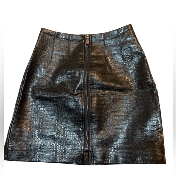 Stradivarius Black Croc Embossed Faux Leather Zip Front Mini Skirt | EU 34/US 2 - Picture 2 of 6